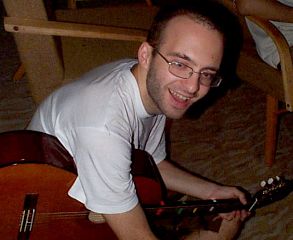 Tomáš, veselý gitarista.